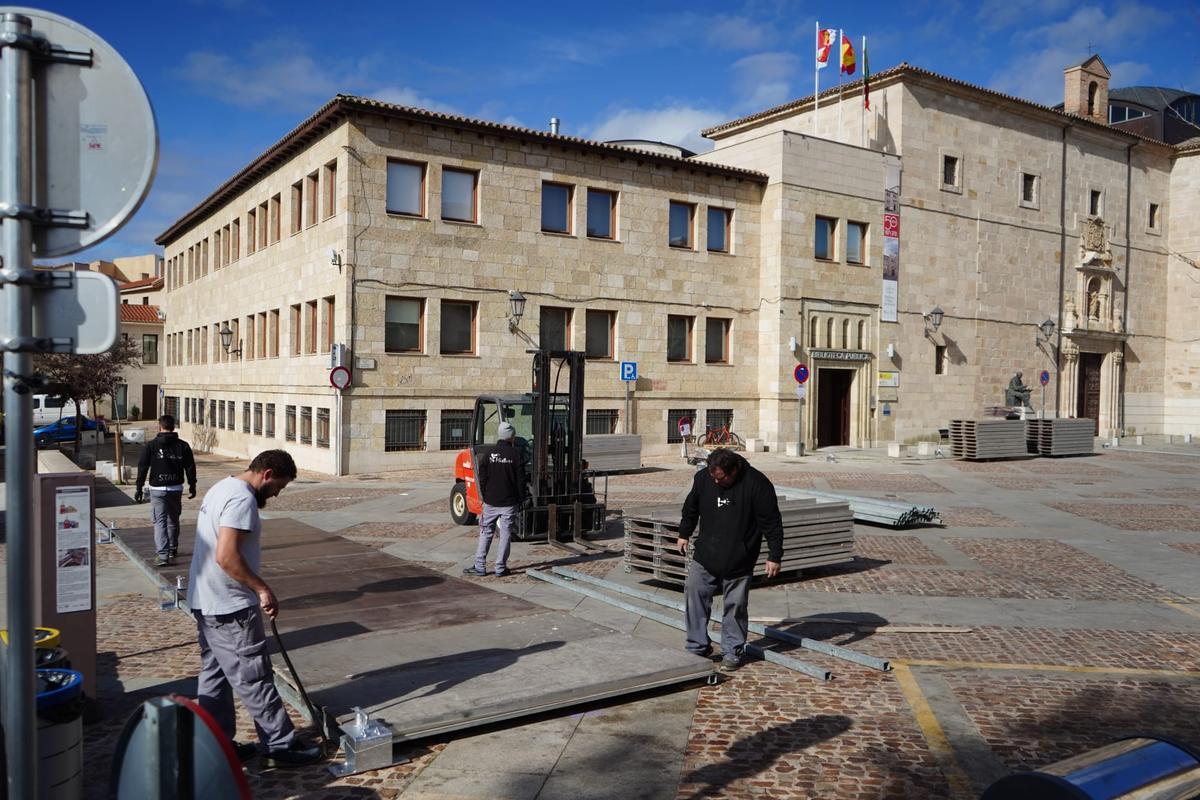 Montaje de la carpa para los pasos de Semana Santa