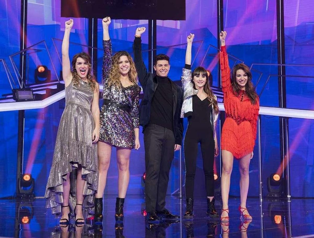 Amaia, Miriam, Alfred, Aitana y Ana Guerra. En el círculo, el beso de Amaia y Alfred.