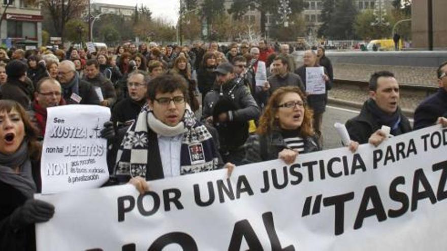 Más de 700 profesionales de la Administración de Justicia y ciudadanos se manifestaron en Vigo contra las reformas de Gallardón.  // Ricardo Grobas