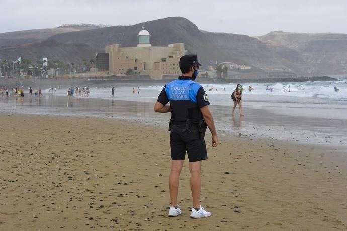 25-08-2020 LAS PALMAS DE GRAN CANARIA. Reportaje en la playa de Las Canteras (La Cícer) con las nuevas medidas Covid. Fotógrafo: ANDRES CRUZ  | 25/08/2020 | Fotógrafo: Andrés Cruz