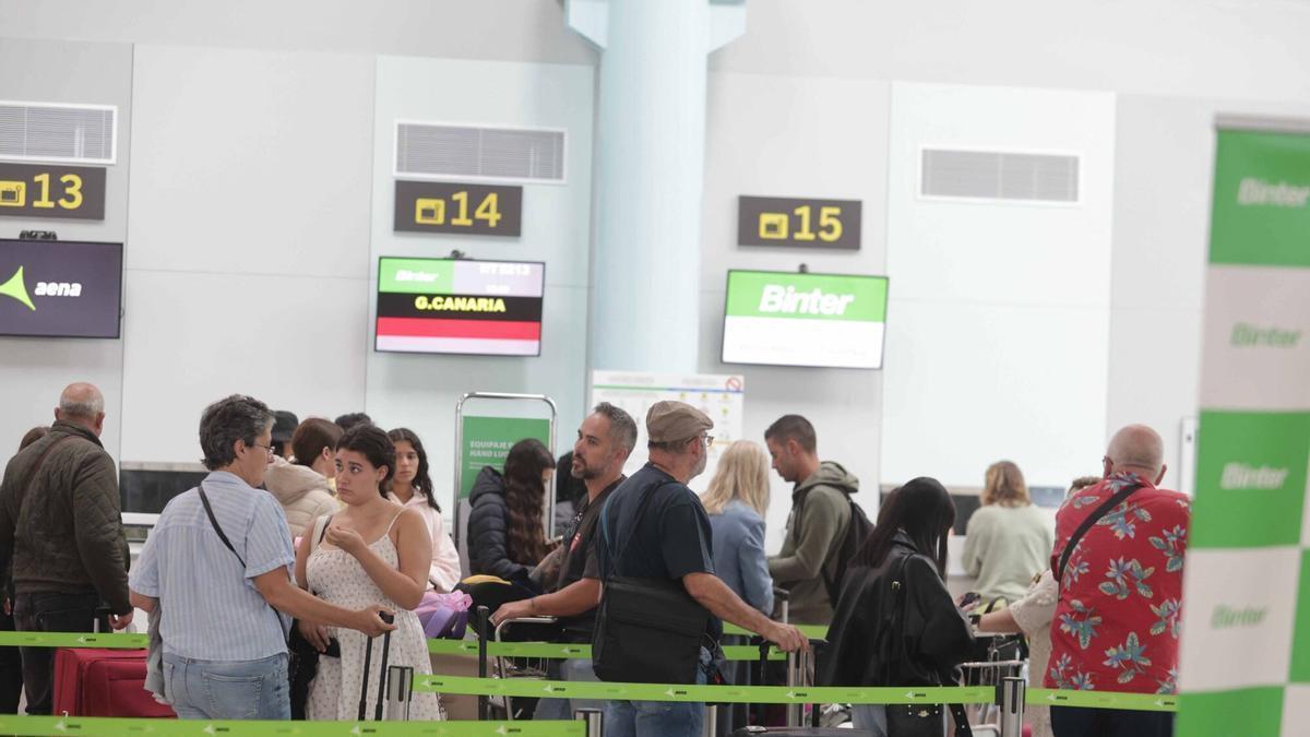 Gente facturando en el aeropuerto de Peinador, en Vigo.