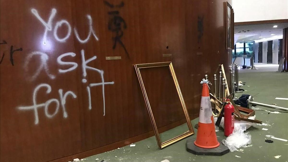 Destrozos causados en el interior del Parlamento de Hong Kong.