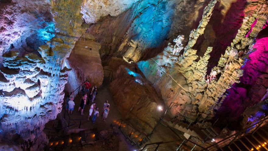 Las Cuevas de Canelobre albergan una de las bóvedas más altas de España