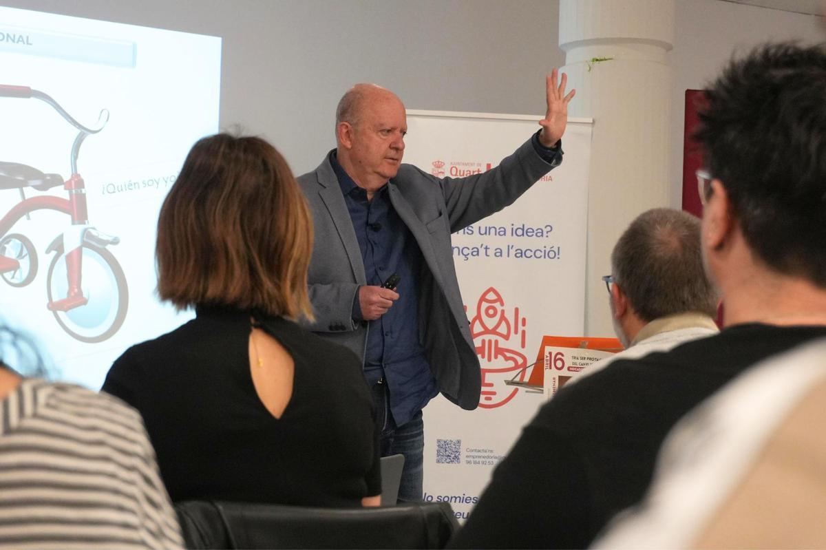 El 'speaker' y coach motivacional, Ricardo Almenar, durante su ponencia en el Salón de Actos de Quart de Poblet.