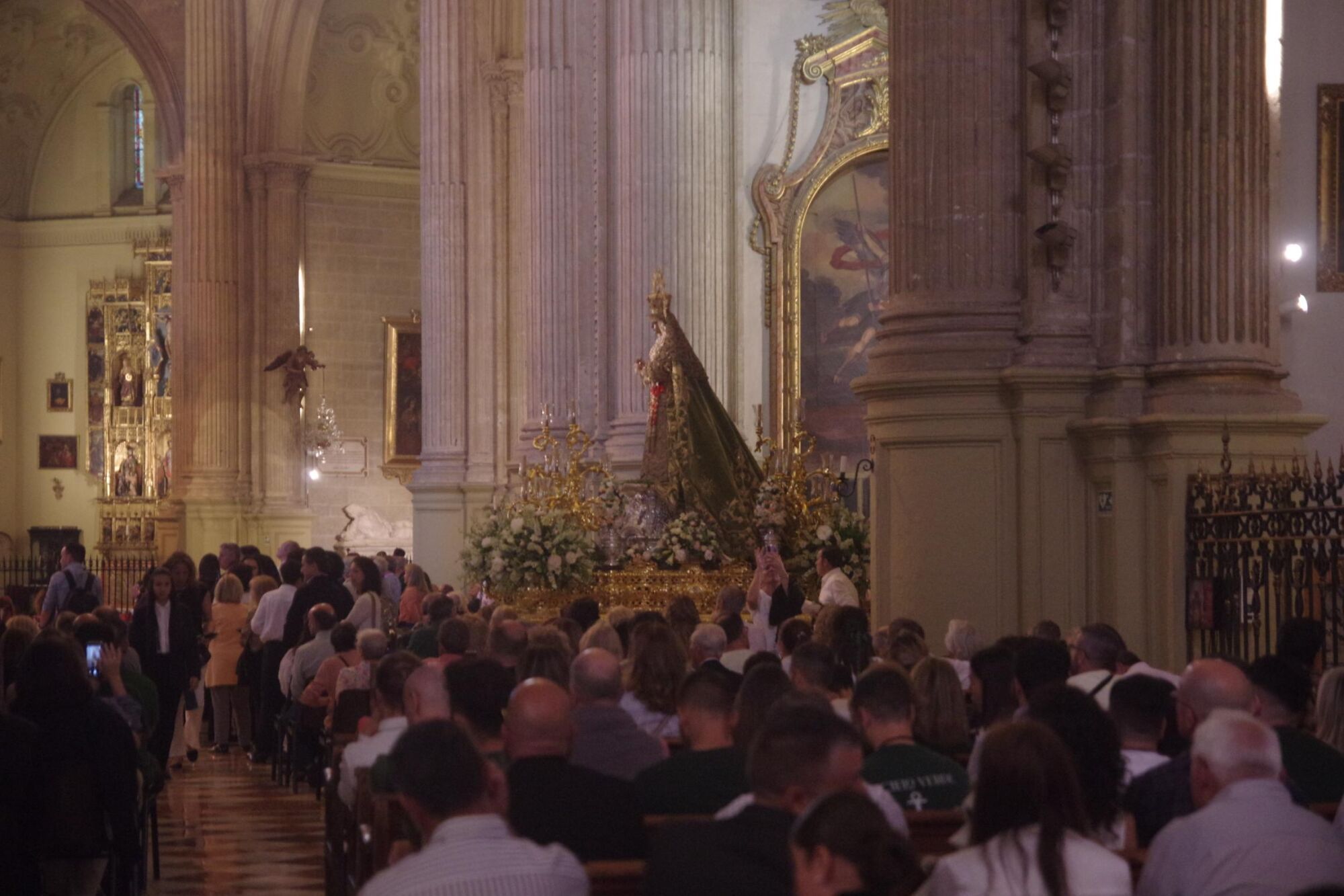 Procesión triunfal de regreso de la Virgen de la Esperanza a su basílica tras su peregrinación a Roma
