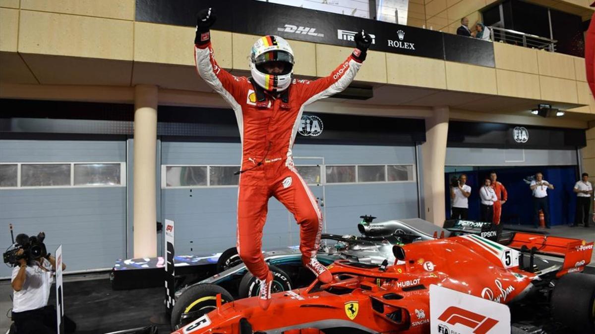 Dedo arriba de Vettel para celebrar la segunda victoria