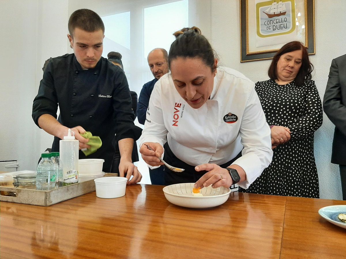 La cocinera acaba la elaboración del postre en el salón de plenos de Bueu con un toque de mandarina.