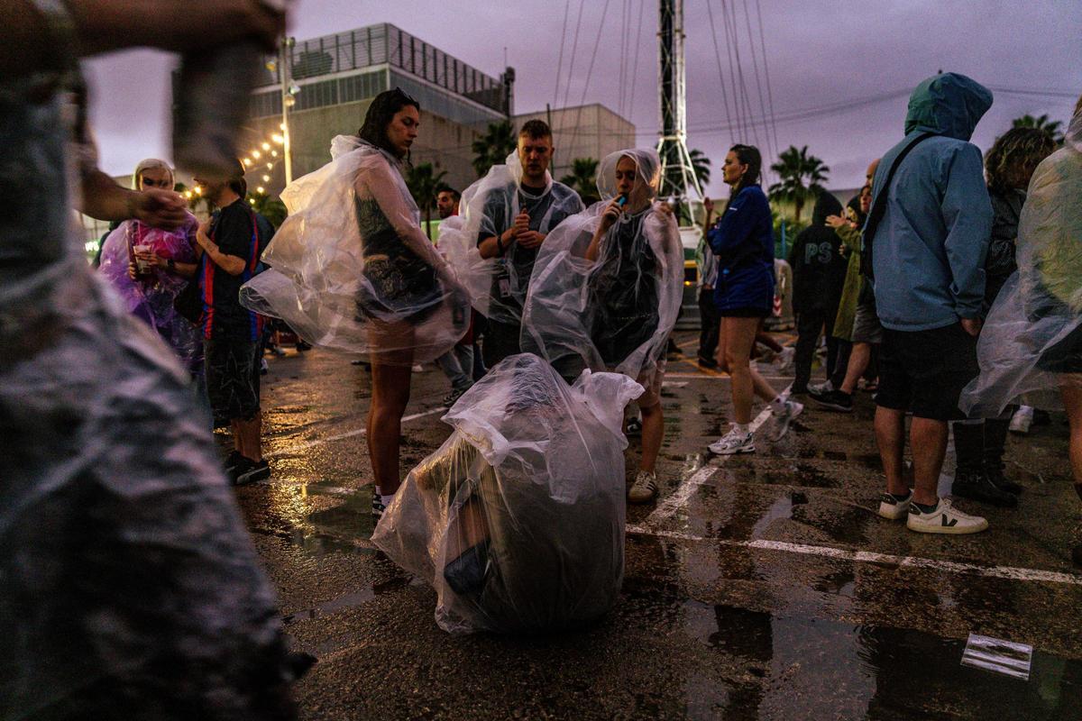 La lluvia suspende temporalmente algunos conciertos el primer día del Primavera Sound. La lluvia suspende temporalmente algunos conciertos el primer día del Primavera Sound.