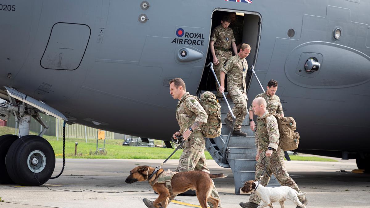 Miembros y perros del ejército británico desembarcan en Londres.