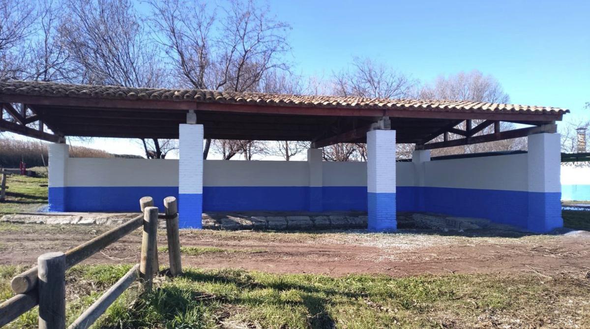 Se ha saneado y pintado todo el mobiliario de la Fuente de las Mujeres.