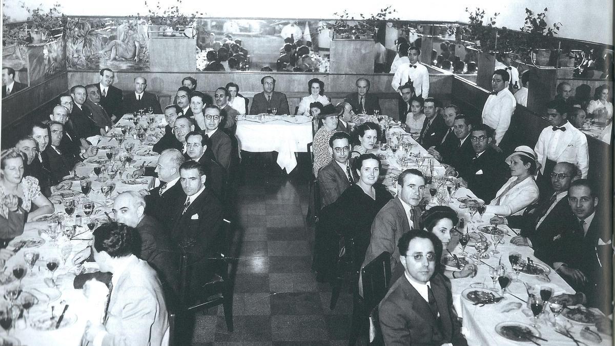 Un sopar d'exiliats gironins a Mèxic celebrat al restaurant Préndez, cap al 1945.