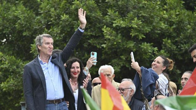 Alberto Núñez Feijóo saluda els assistents al tancament de campanya a Almeria, ahir. | CARLOS BARBA / EFE