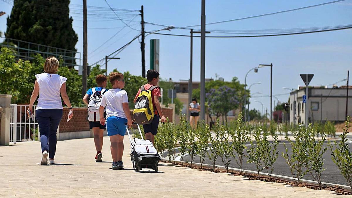 Un grupo de escolares camina por las inmediaciones de la avenida de Málaga, en una imagen de archivo.