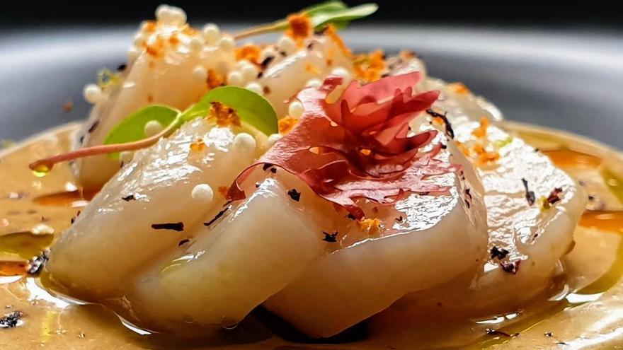 Sashimi de vieira canadiense con salsa de horchata y cítricos.