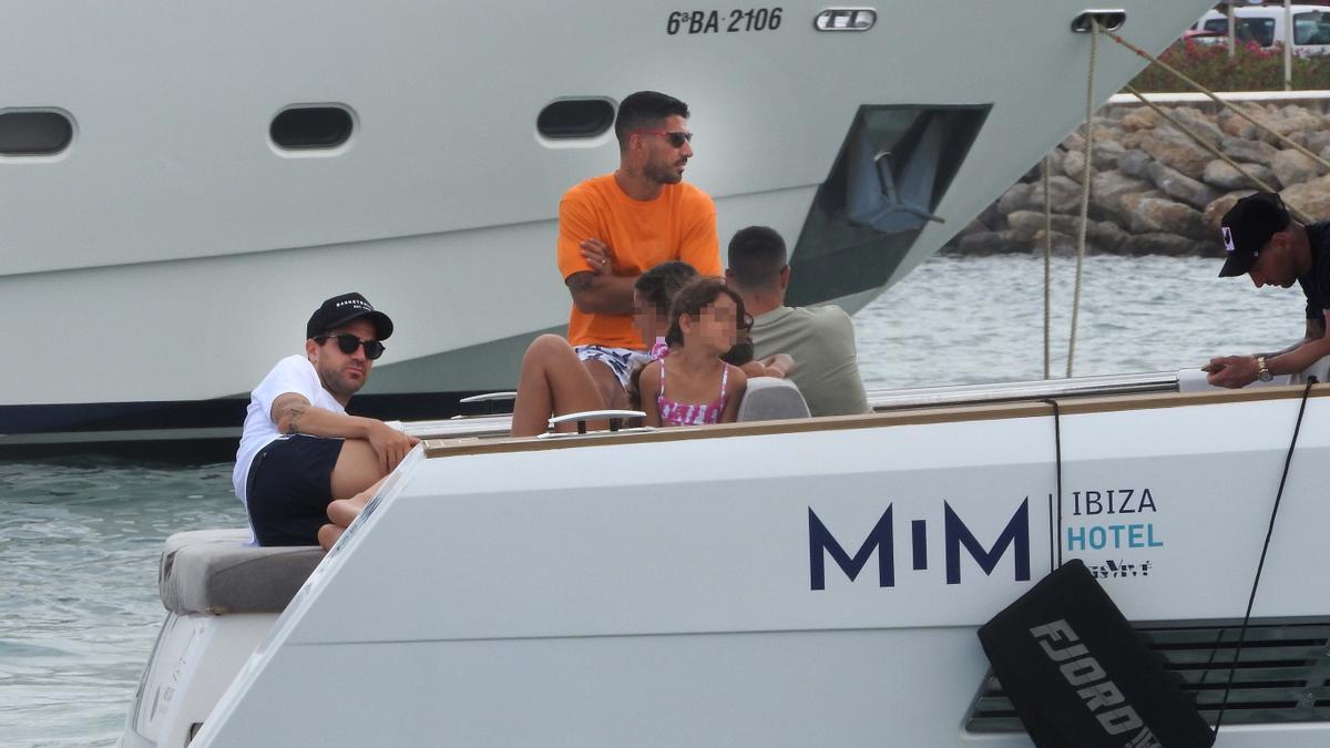 Cesc (de blanco) y Luis Suárez, con Messi y parte de sus familias en aguas de Eivissa, este viernes.