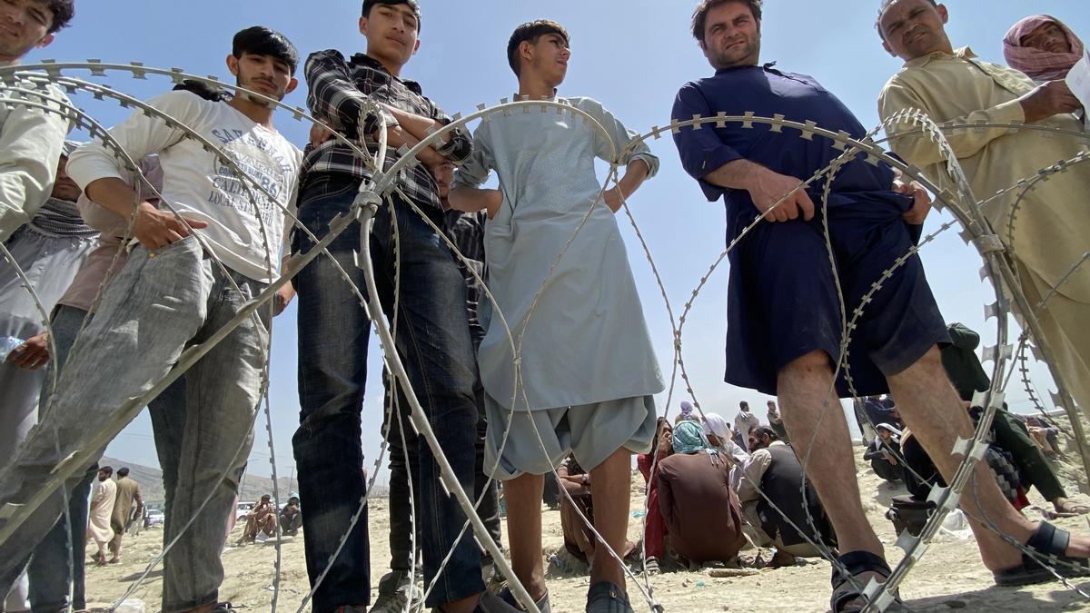 Un grupo de afganos, en las inmediaciones del aeropuerto de Kabul.