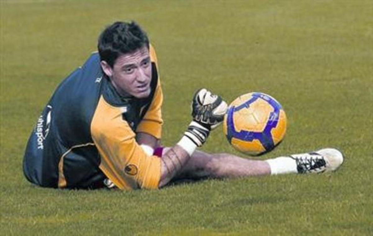 A punt. Cristian Álvarez, a l’entrenament d’ahir de l’Espanyol a Sant Adrià. A punt. Cristian Álvarez, a l’entrenament d’ahir de l’Espanyol a Sant Adrià.