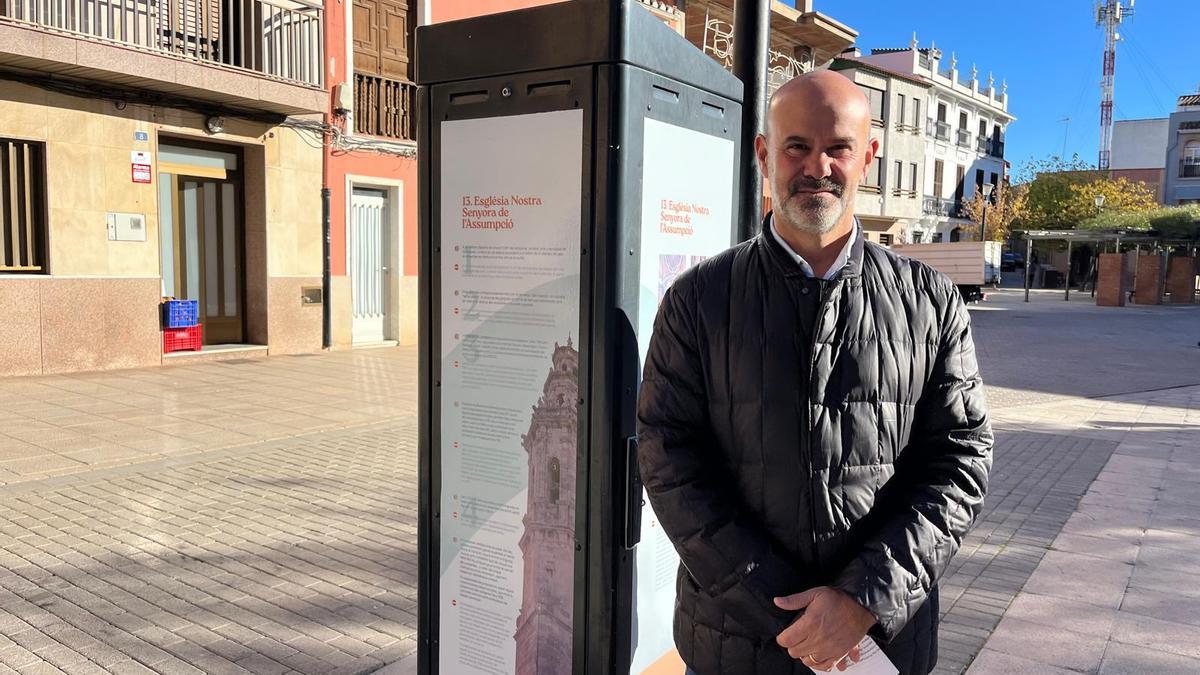El concejal de Turismo, Javier Ferreres, junto a un ejemplo de la nueva señalética instalada en la plaza de l'Assumpció.
