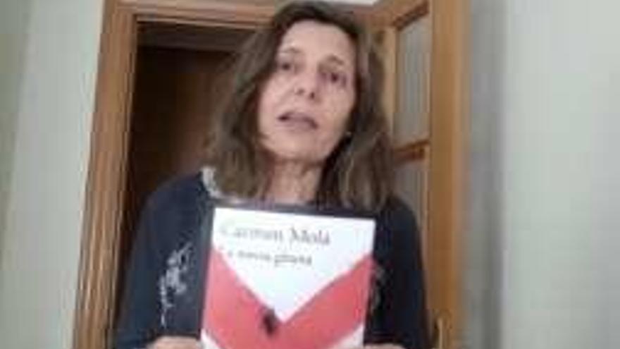 Julia Gallego, con uno de los libros que recomienda.