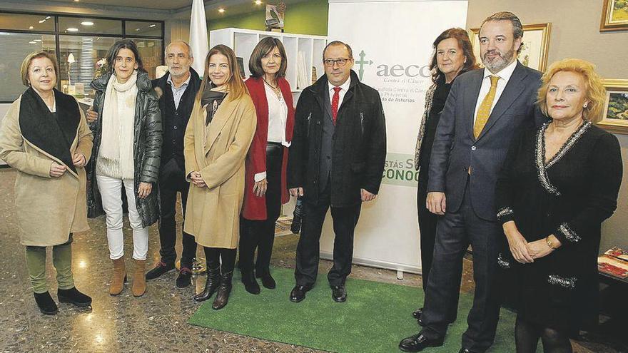 Miembros de la Asociación Contra el Cáncer, médicos y autoridades locales, durante la inauguración de la nueva sede de la entidad en Gijón.