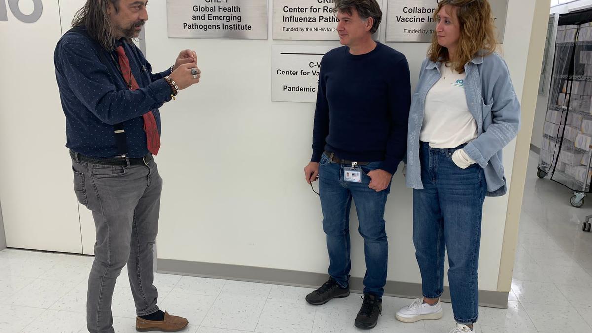 El virólogo Adolfo García Sastre junto a los doctores Enrique Bernal y Teresa Aydillo en Mount Sinai