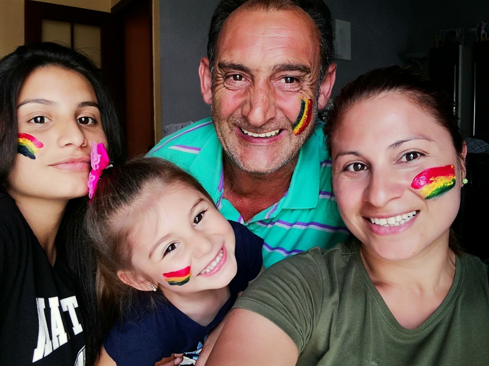 El padre de Fran, con su mujer, junto a las hermanas del joven.