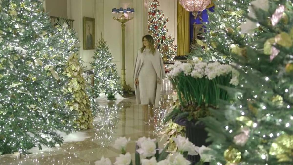 Melania Trump pasea admirando la decoración navideña de este año de la Casa Blanca.