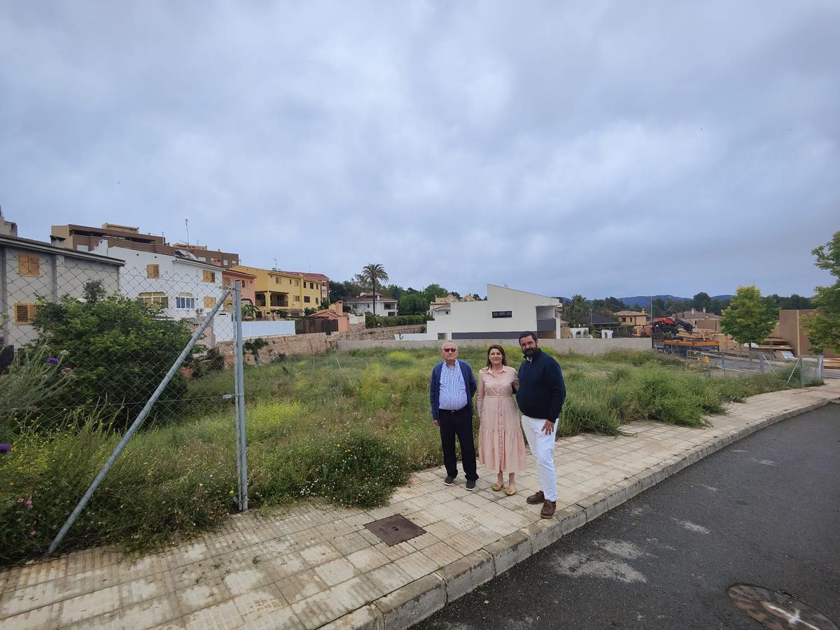 Representantes de La Salle, junto al solar en el que construirán la escuela infantil.
