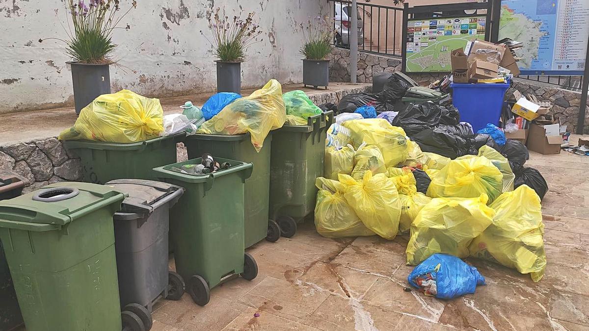 La basura se ha ido acumulando desde el 8 de agosto en las calles. | BIEL CAPÓ