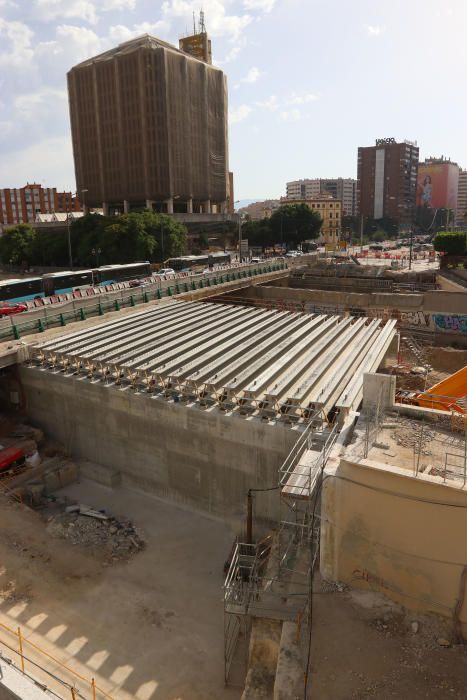 El túnel por donde pasará el metro, que se empezó a construir el verano pasado, está ya muy avanzado y permite reconstruir parte del tablero norte del puente, derribado en 2016