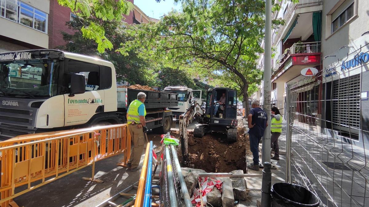 Obras para instalar otra de las islas de contenedores soterrados previstas en la avenida.