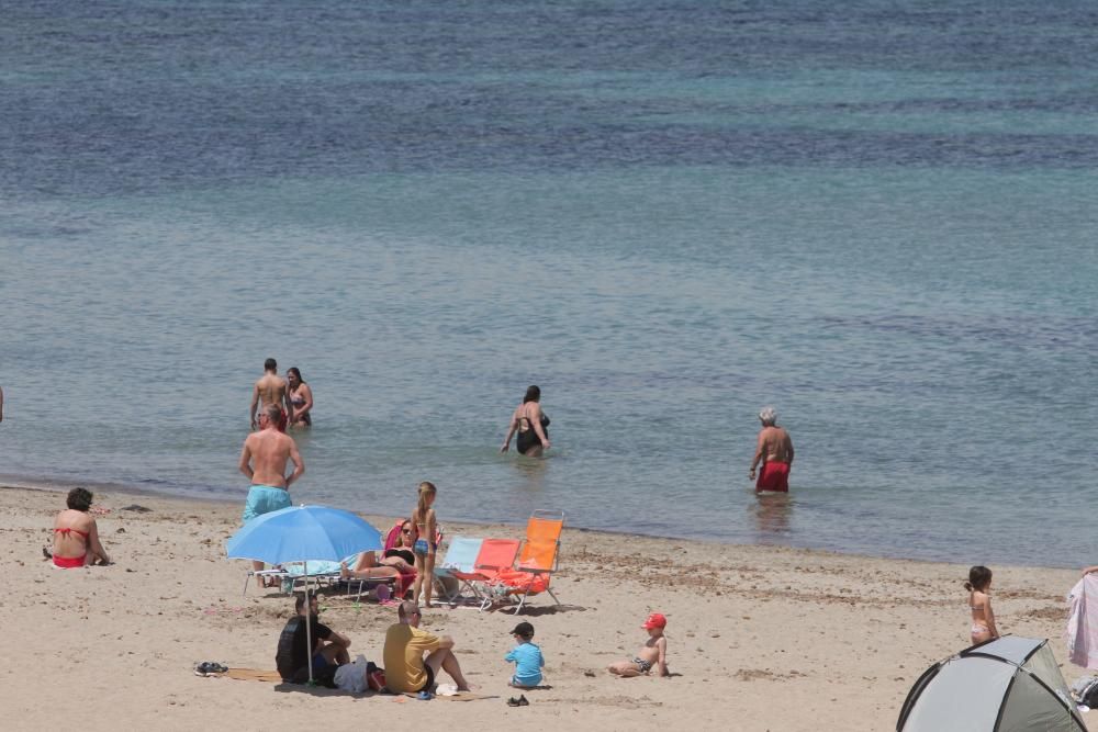 Turistas y locales disfrutan de un día de playa