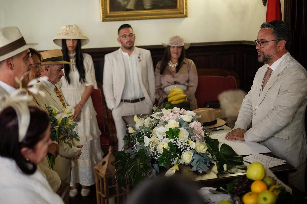 Yurena (izquierda) e Idaira, al fonso, hijas de la novia, en un momento de la celebración de la boda en el Ayuntamiento de Santa Cruz de La Palma.