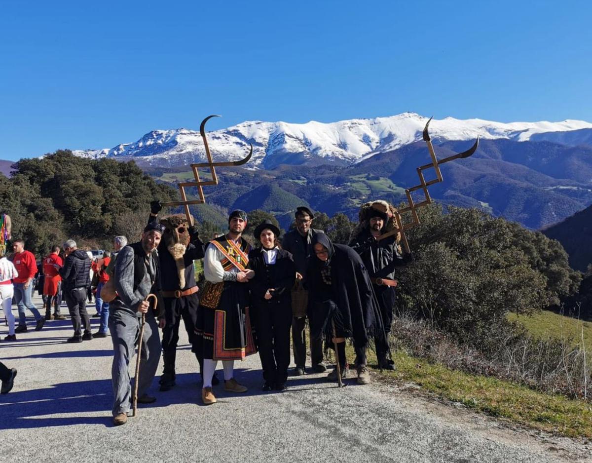 El grupo en Piasca con los Picos de Europa, Cantabria. | Chany Sebastián