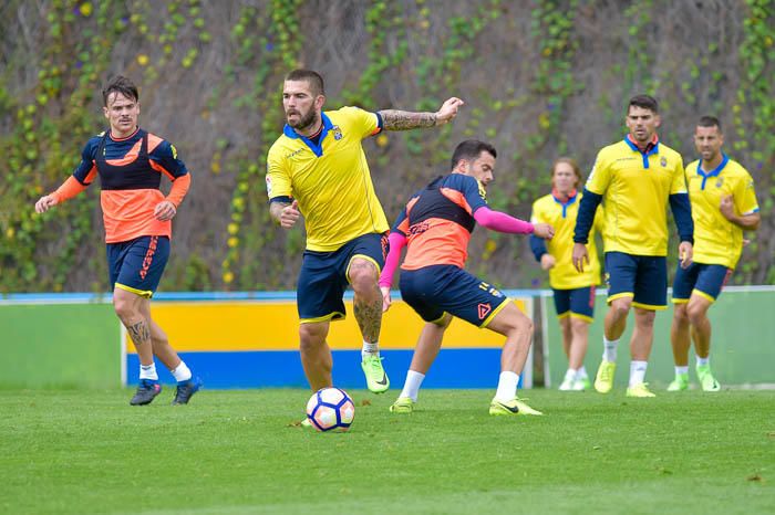 Entrenamiento de la UD Las Palmas, en Barranco ...