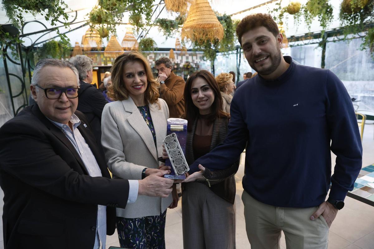 Juan García, Silvia Argüelles, Vanessa Guillem y Román Guillem posan con el galardón a Los Valencianos