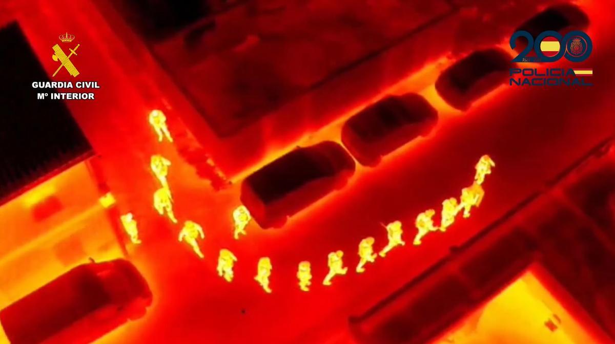 Agentes de Guardia Civil y de Policía Nacional desplegados de noche durante la detención de los ladrones