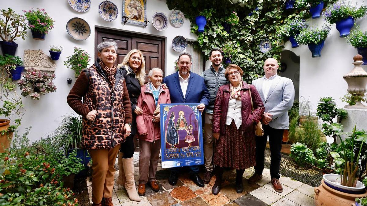 Lourdes Morales, Rafael Barón y Joaquín Bernal, con propietarios de patios, en la presentación del cartel.