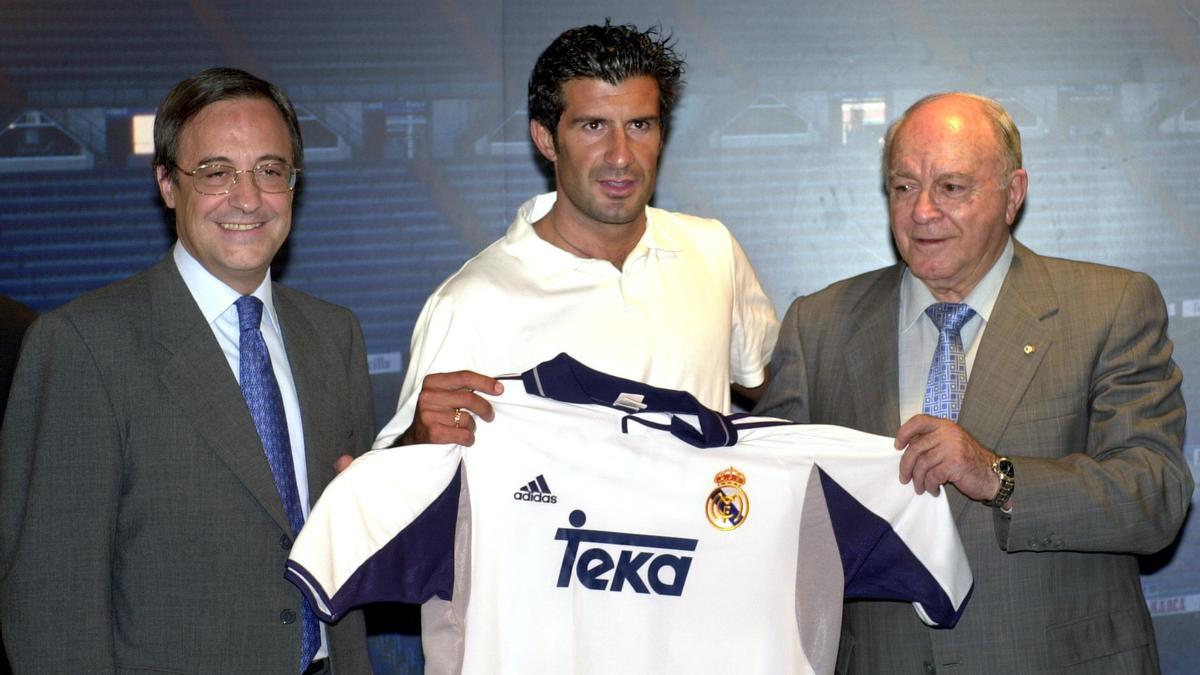 Luís Figo en su presentación como jugador del Real Madrid junto a Di Stéfano y Florentino Pérez