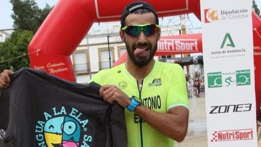 José Antonio Ortega muestra una camiseta de Saca la Lengua a la ELA tras una de sus competiciones.