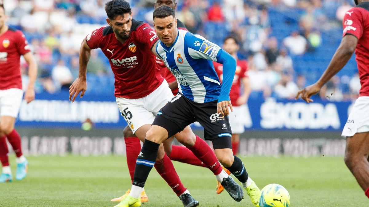 De Tomás, en una acción del duelo contra el Valencia