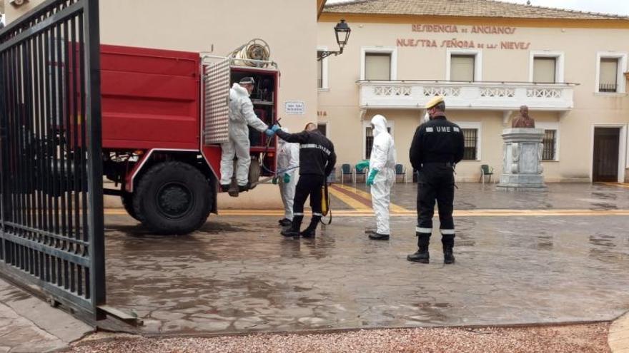 Los militares en la residencia de ancianos de Aspe