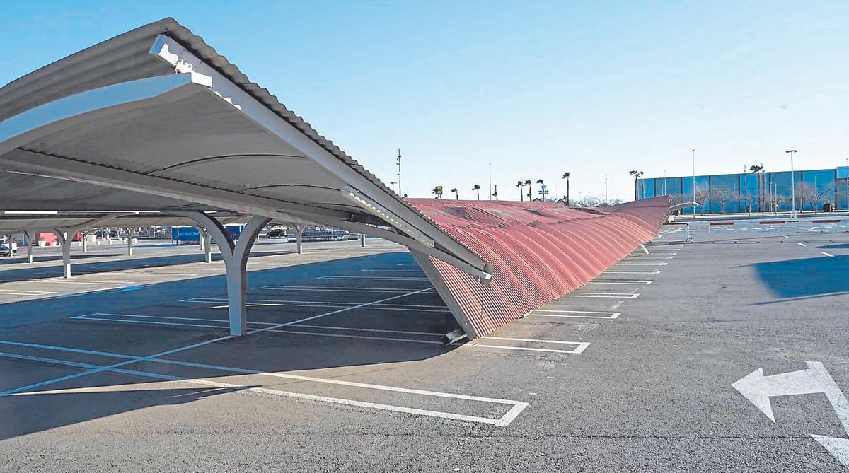 El vendaval derriba el techo de un aparcamiento en un centro comercial  de Castelló, ayer.