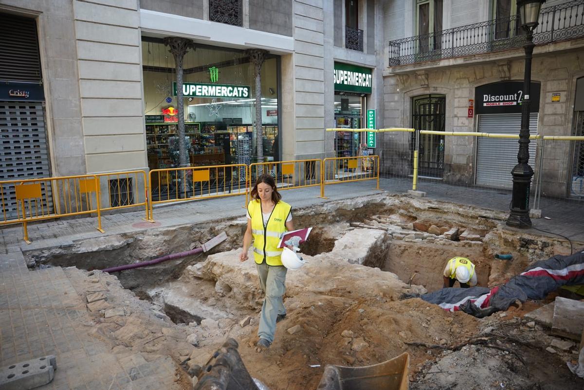 Restos de la muralla medieval y de una puerta de aceso a Barcelona, encontrados en la Rambla