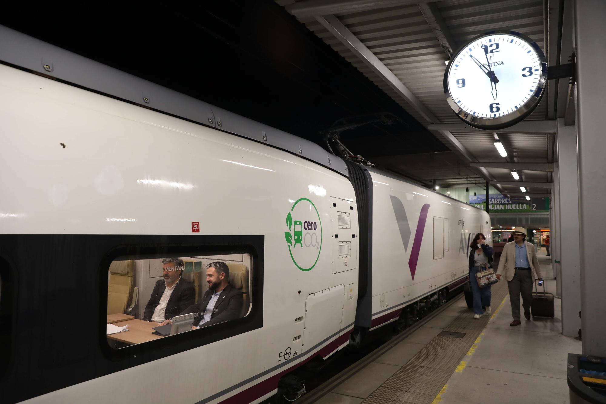 Así fue el primer viaje de un tren Avril entre Asturias y Madrid 