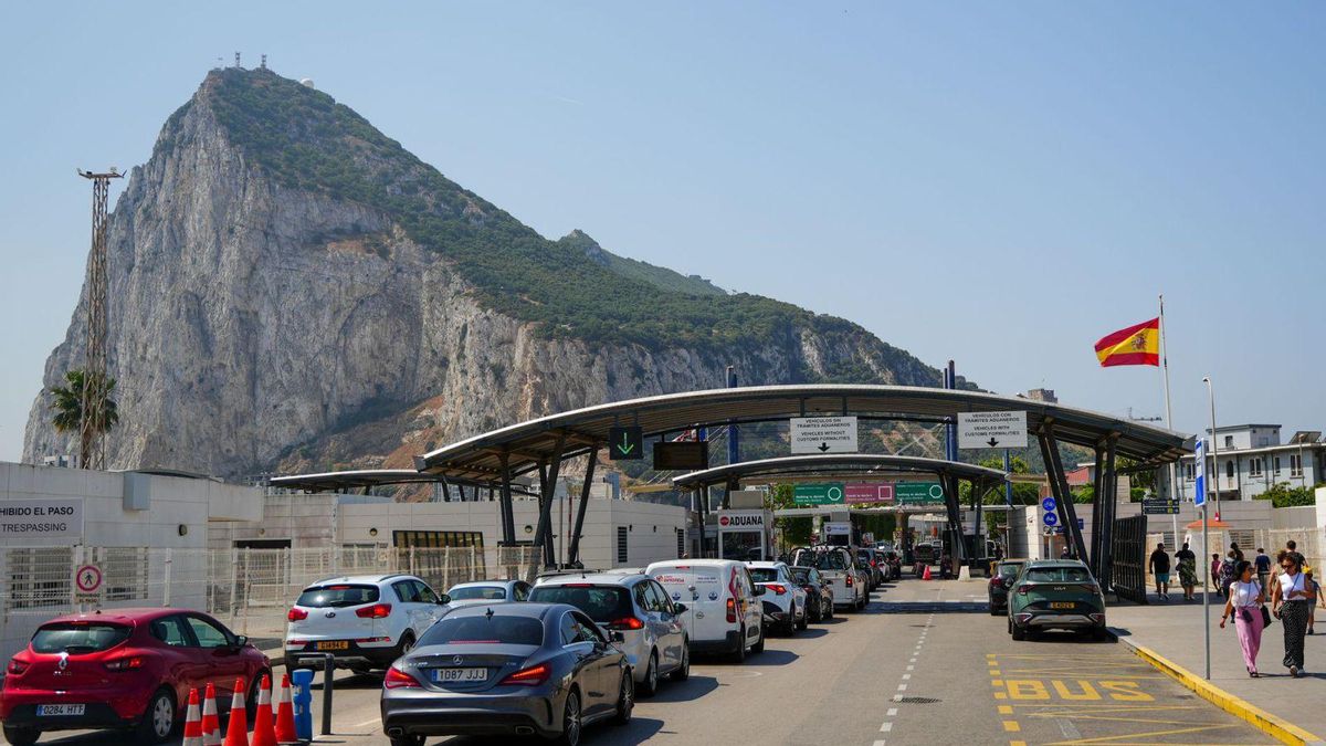 El acuerdo con Gibraltar prevé eliminar los controles en la Verja, de manera que se eliminarían las colas diarias en los accesos a suelo británico.