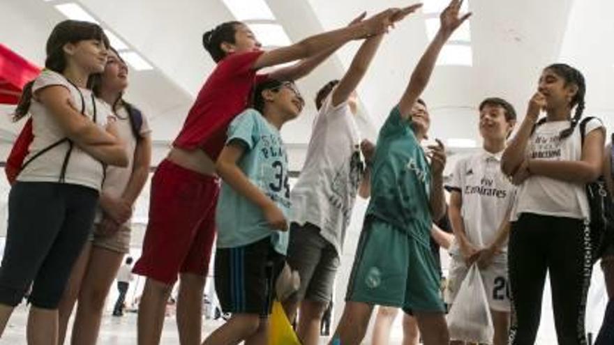 Los escolares, ayer, en el taller práctico sobre petardos.