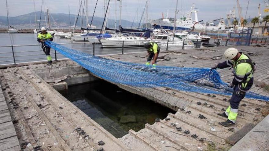 El Puerto tapa con red anticaídas el socavón provocado por el accidente de O Marisquiño