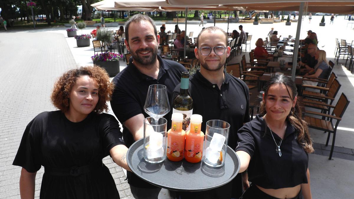 El equipo de la cafetería &quot;Bombé&quot; en la plaza de Pedro Menéndez