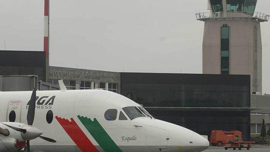 Un avión de Portugalia, ahora integrada en el grupo TAP, en el aeropuerto de Alvedro.